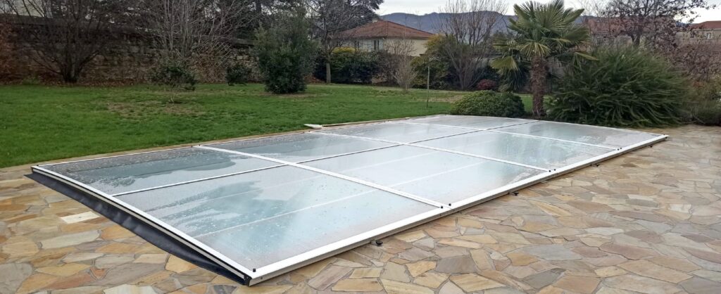 Abris de piscine plat télescopique discret et pratique PAC'ABRIS