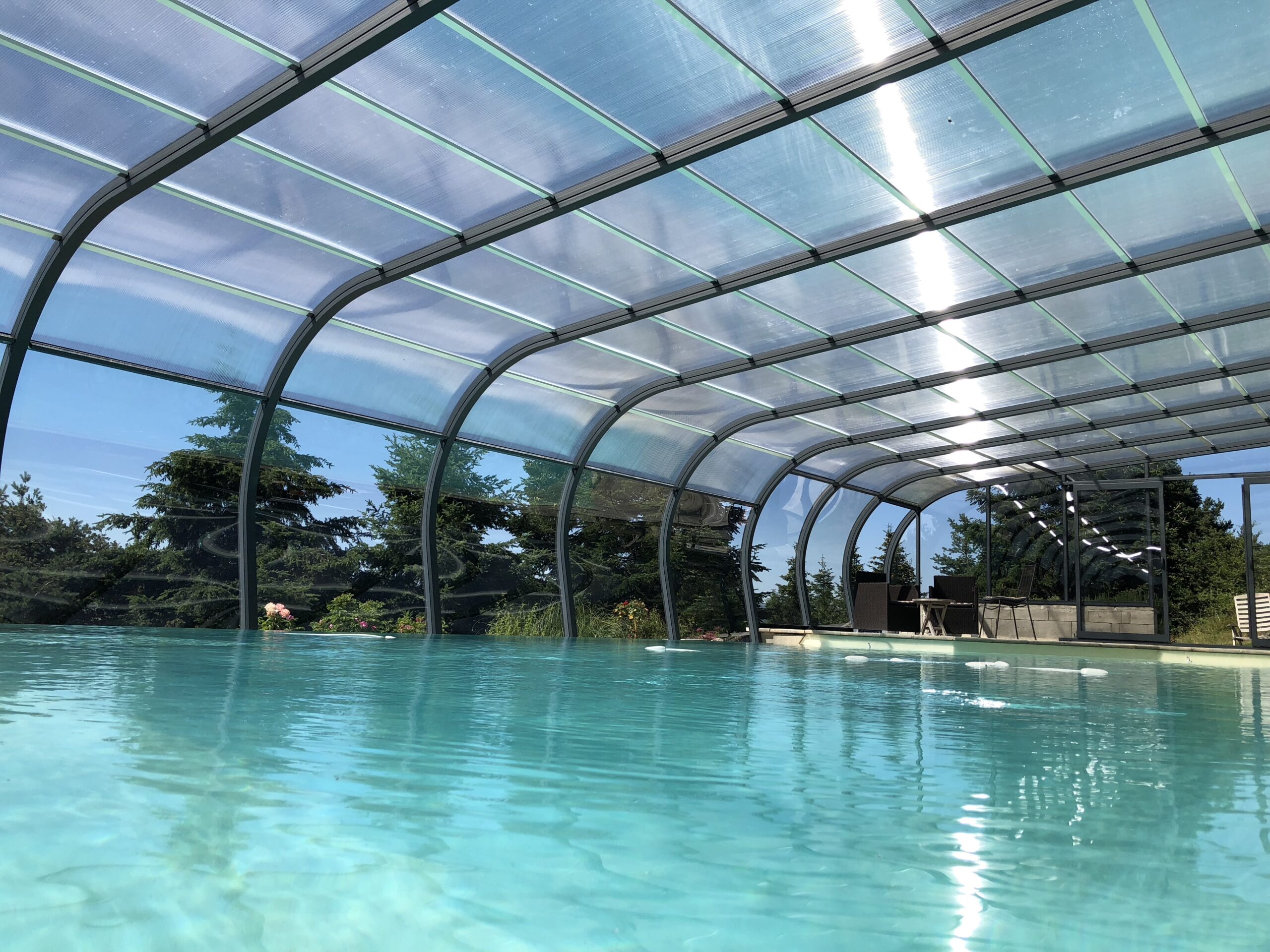 Abri piscine adossé avec structure en aluminium et vitrage transparent