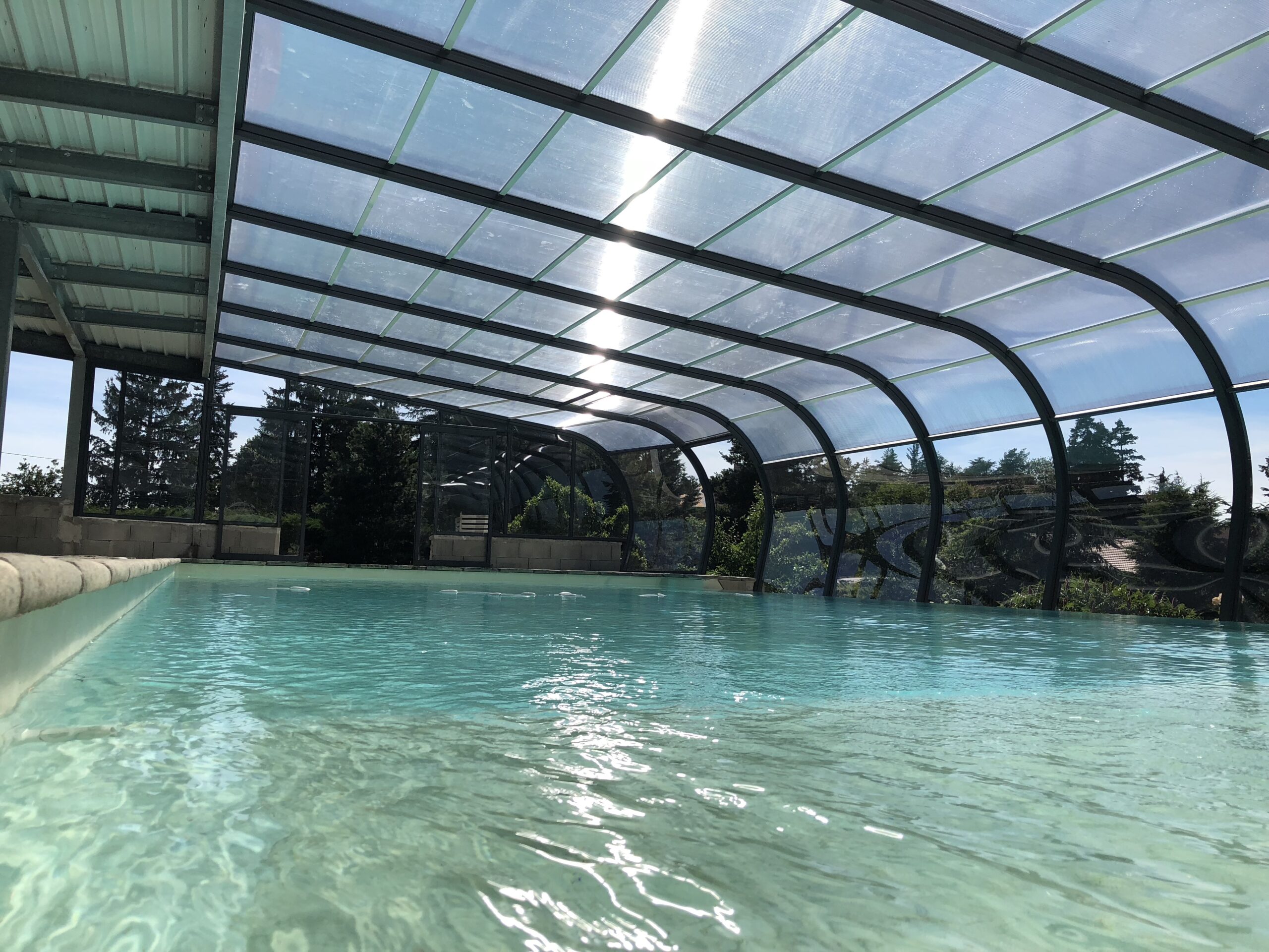 Intérieur d’un abri piscine adossé lumineux et spacieux