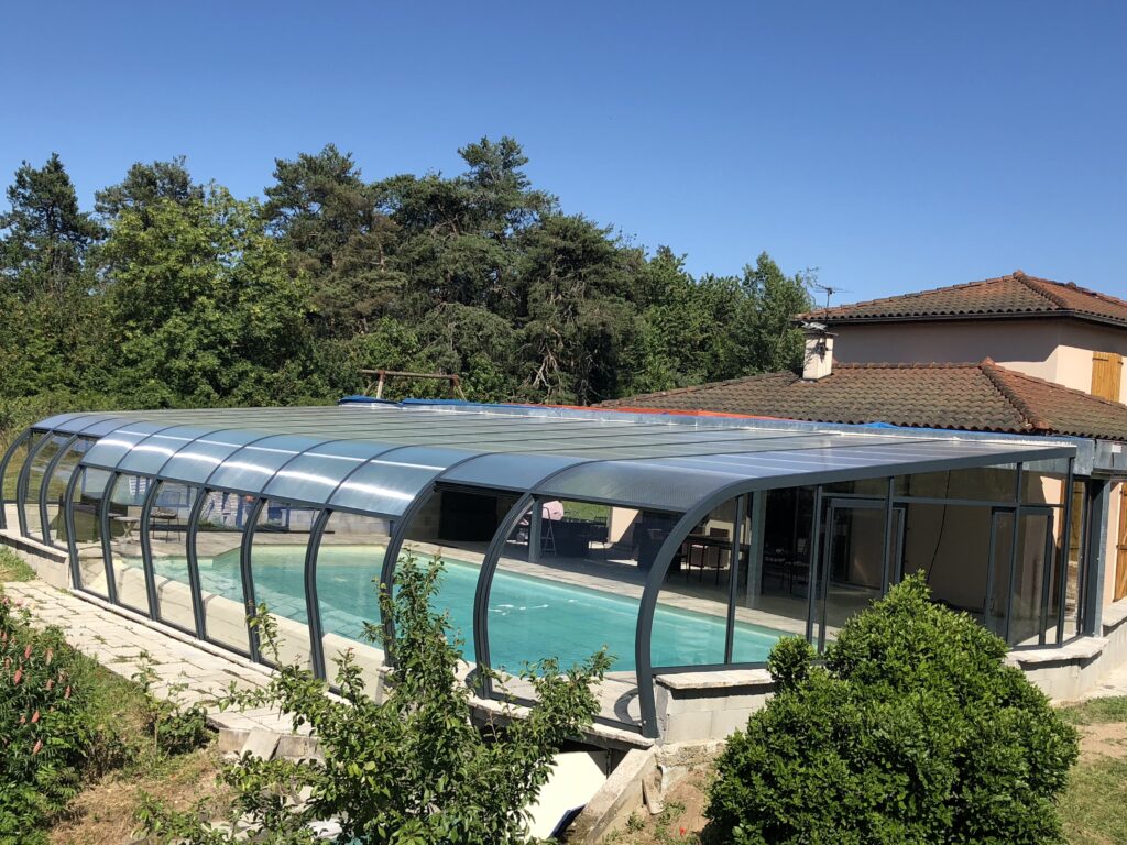 Abri piscine adossé avec modules coulissants pour une ouverture facile