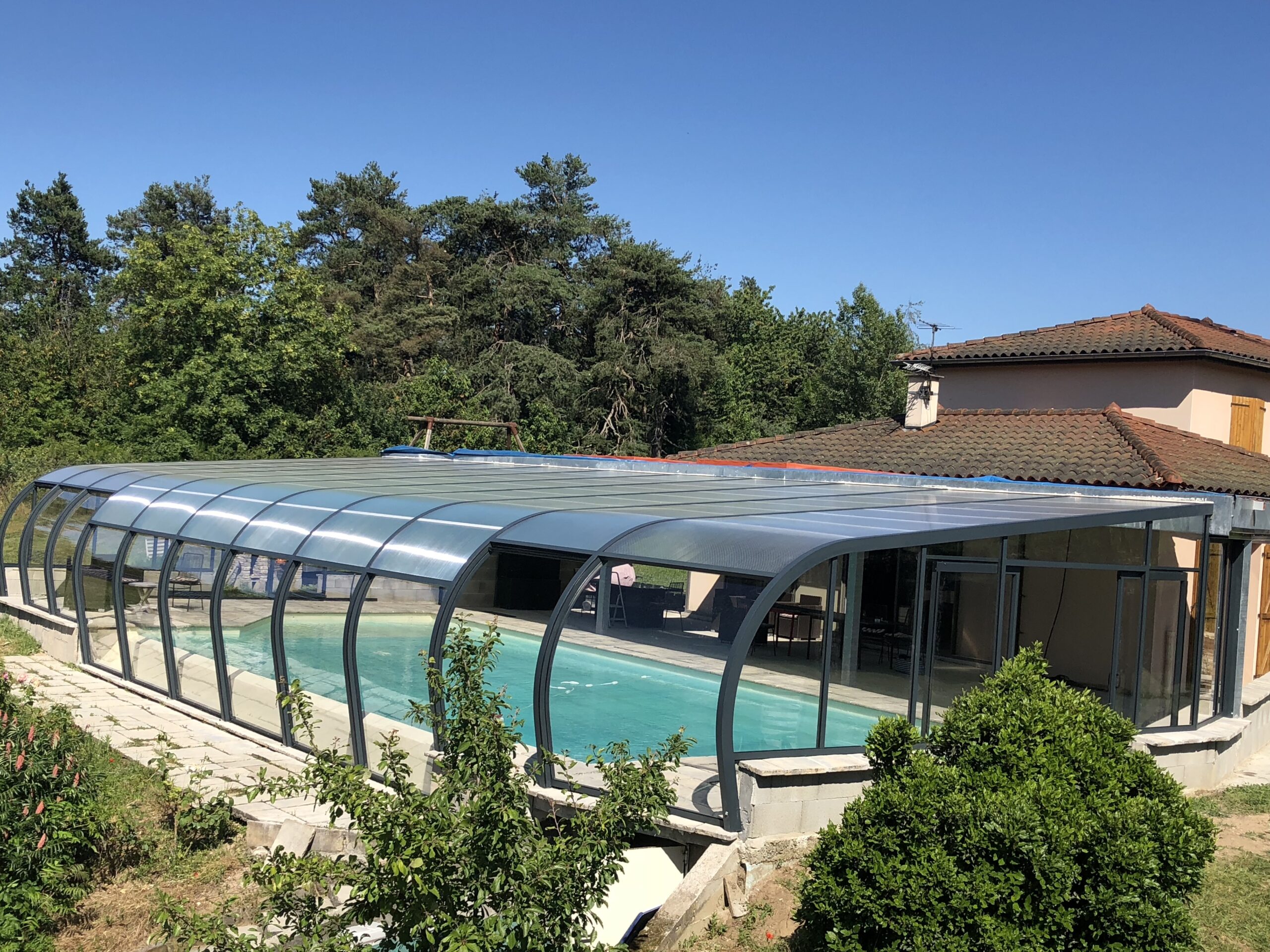 Abri piscine adossé avec modules coulissants pour une ouverture facile