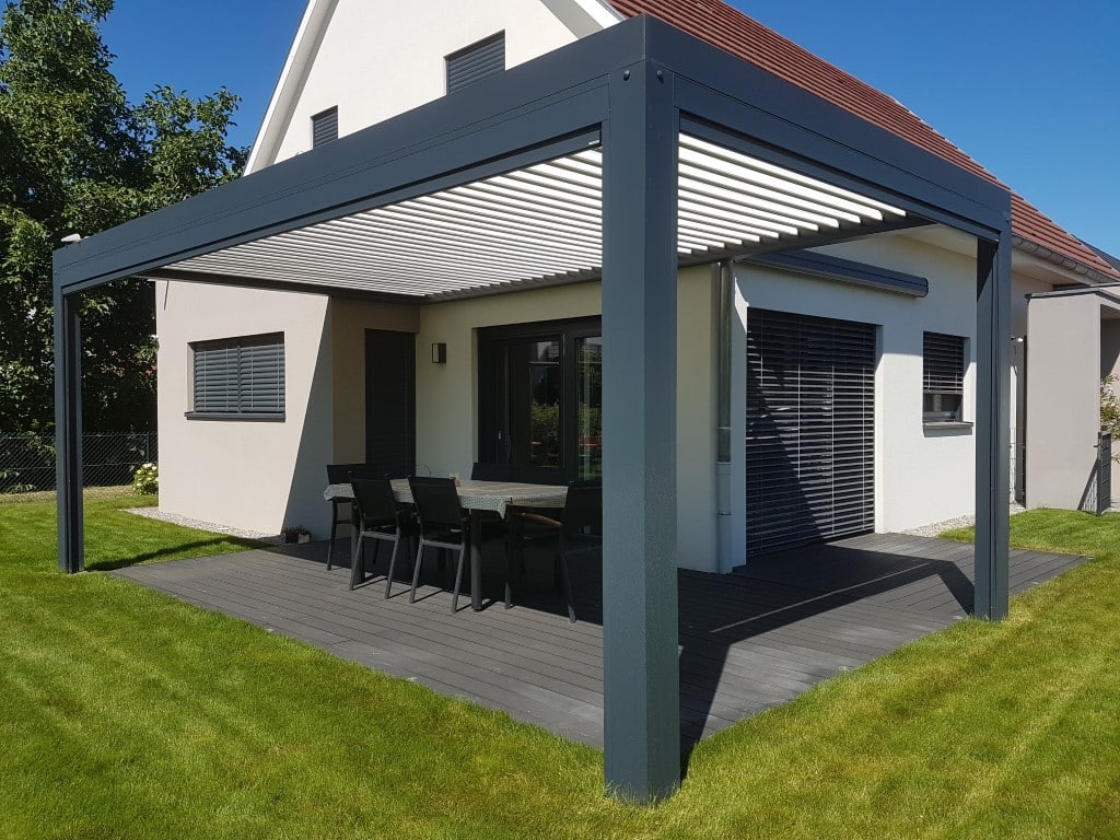 pergola bioclimatique aluminium PAC'ABRIS ouverte sur terrasse