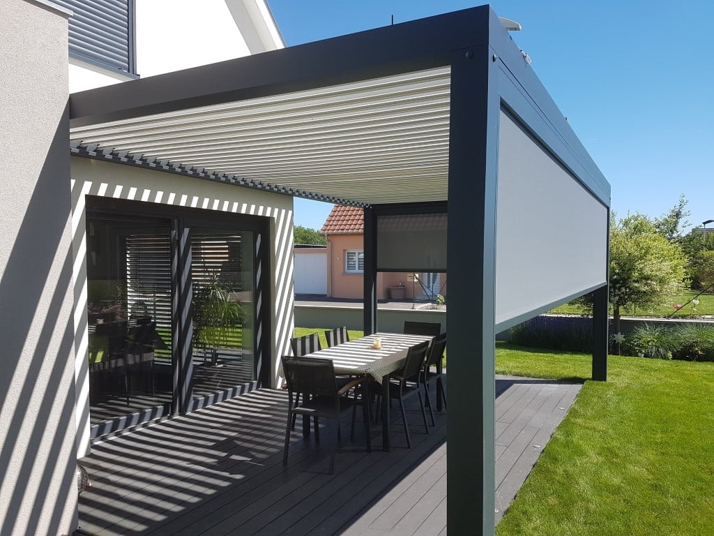 pergola bioclimatique aluminium PAC'ABRIS ouverte sur terrasse