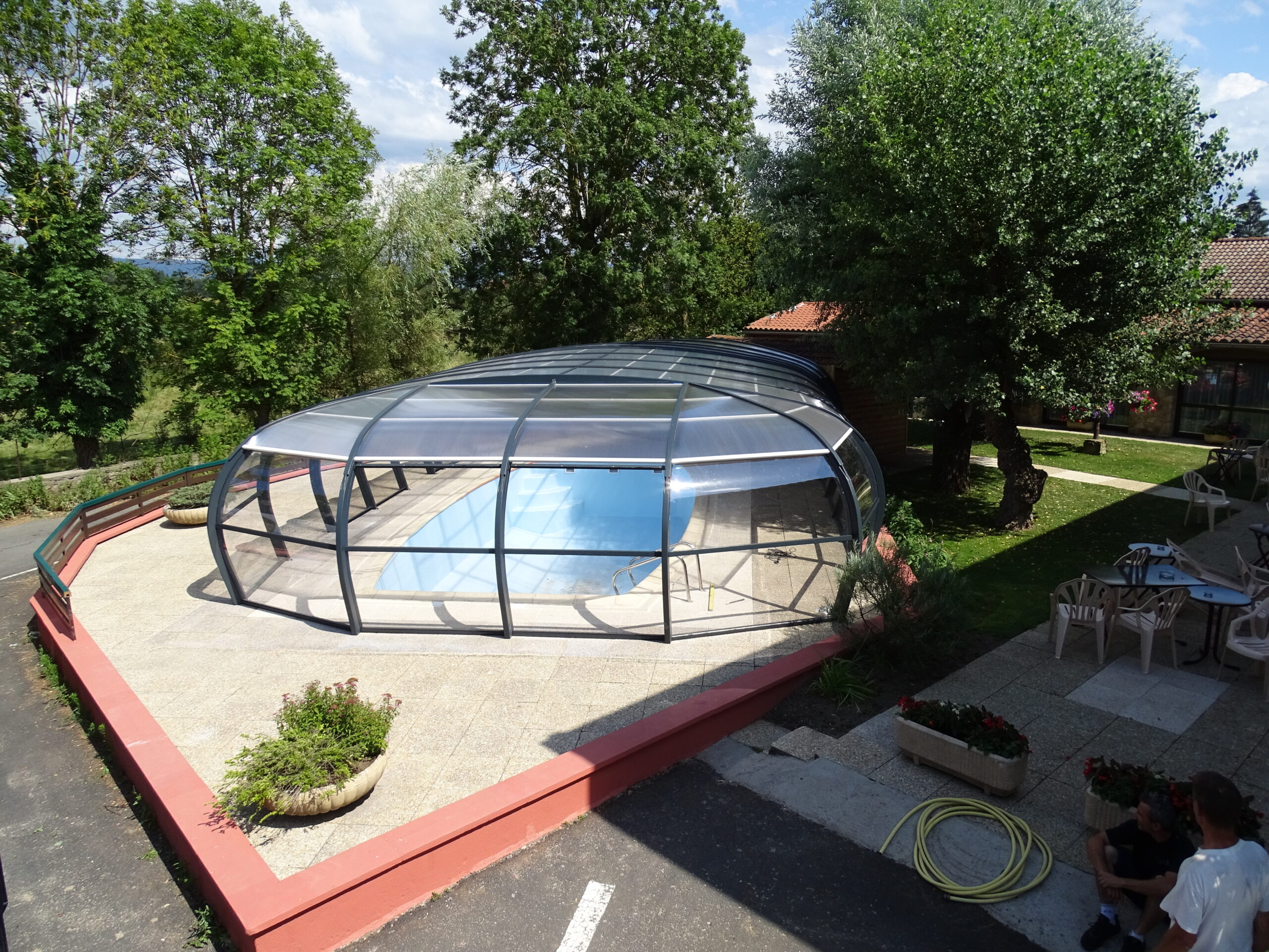 Abri haut fixe piscine en aluminium PAC'ABRIS, design élégant et robuste pour usage toute l'année