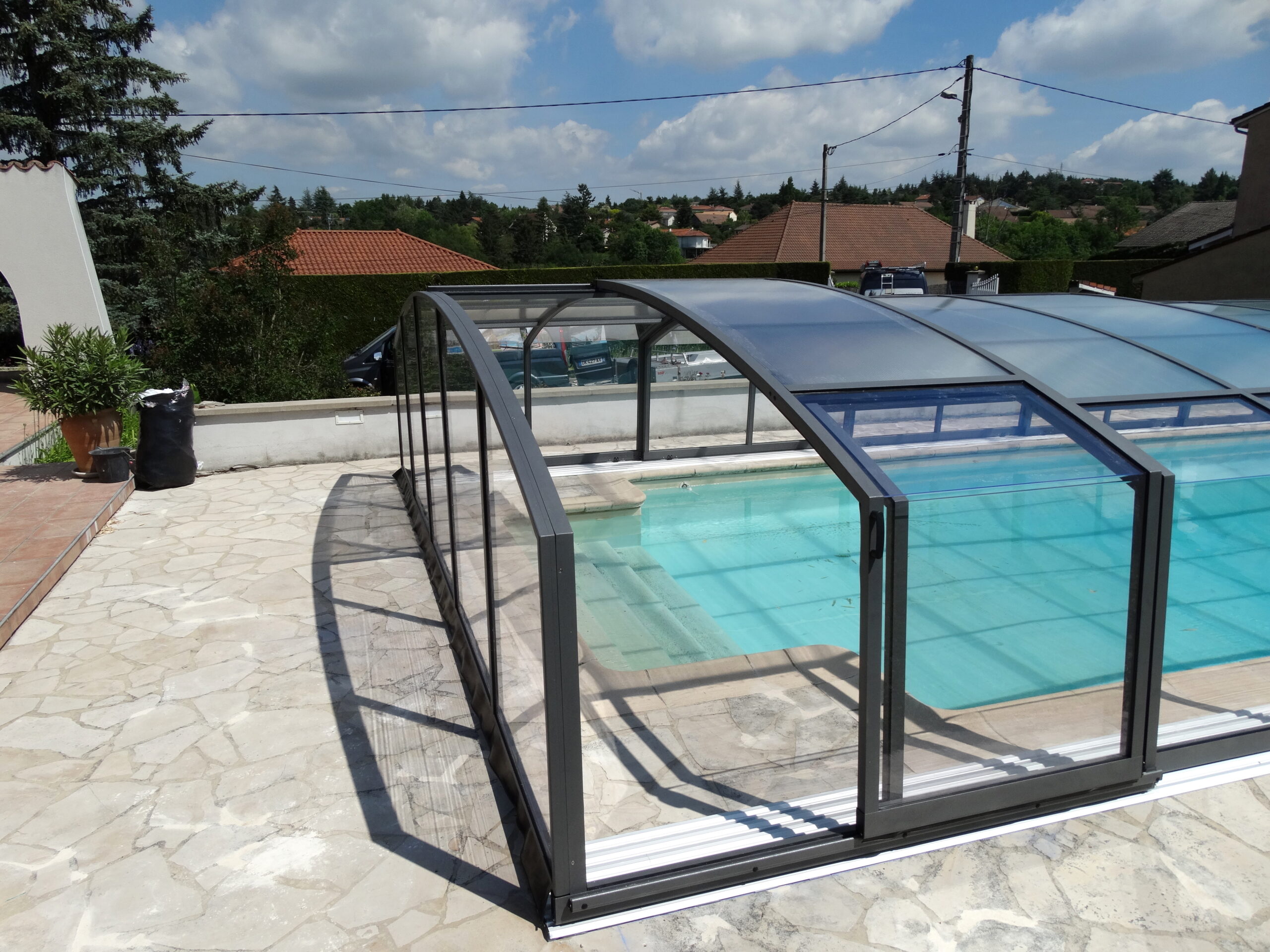 Pourquoi choisir un abri piscine conforme à la norme